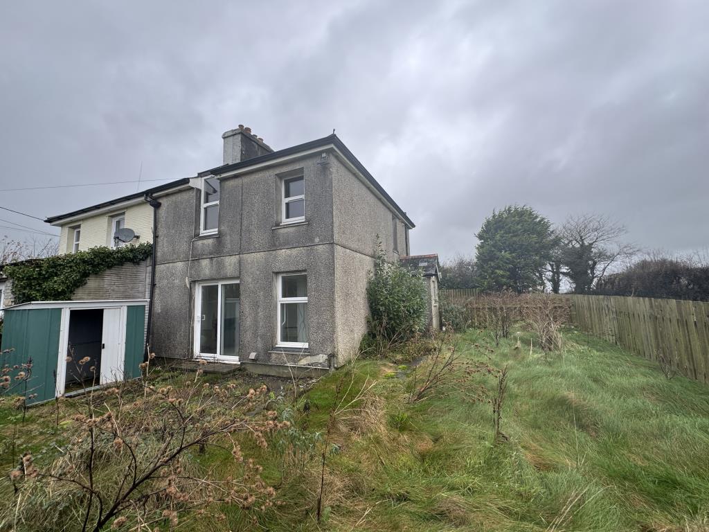 Lot: 154 - SEMI-DETACHED HOUSE FOR IMPROVEMENT - View of the outside from the rear with garden